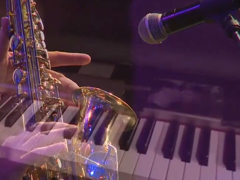 Dueling Pianos Over the Rainbow